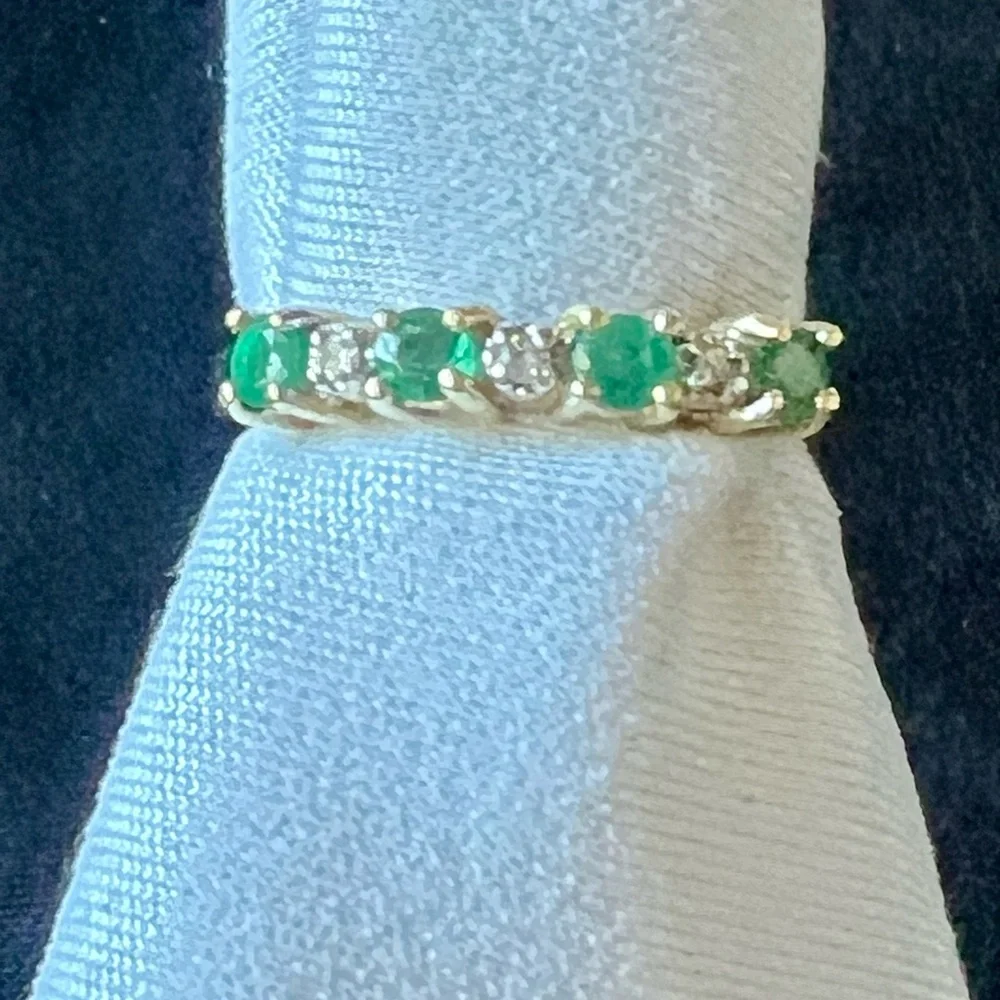 14K yellow gold ring with emeralds and diamonds. - Picture 3 of 16